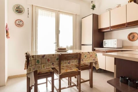 KITCHEN WITH DINING TABLE