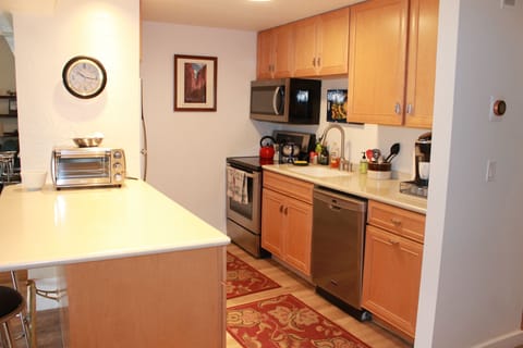 Kitchen with prep area/breakfast bar
