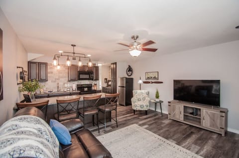 Large screen TV, cable and wi-fi available to guests.
]