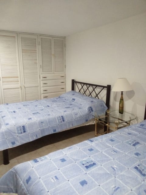 habitacion con dos camas y amplio closet