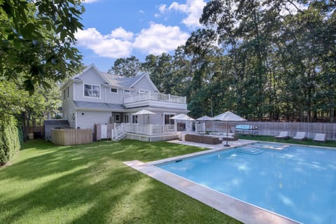 Great Backyard, all fenced in. Large pool/spa, Ping pong Lounge chairs, Grill 
