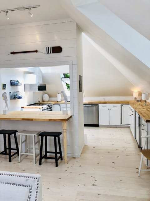 Kitchen area seats 6