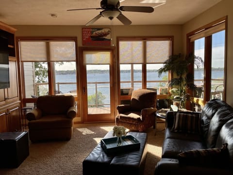 Lakefront 2 Bedroom/ 2 Bath condo