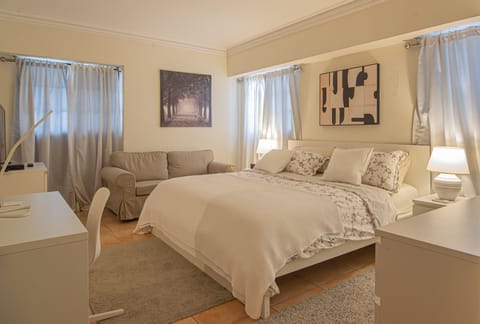 The Fantastic Master Bedroom, 1 King, Private Bathroom, A/C, Smart 43" HDTV