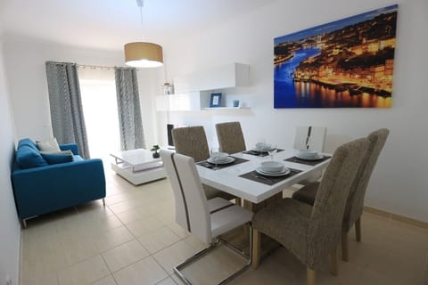 Lounge & Dining