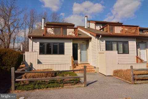 End Unit- Front Door/Deck