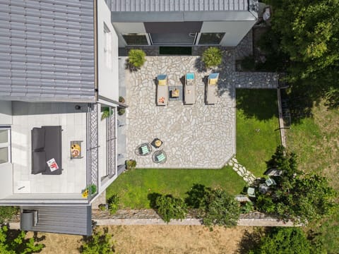 Residential Area, Home, Shrub, House, Garden, Roof, Land Lot, Groundcover, Cottage