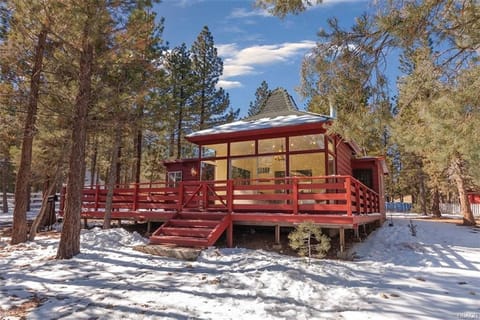 Snow covered Big Bear Cool Cabins, Redwood Elegance front