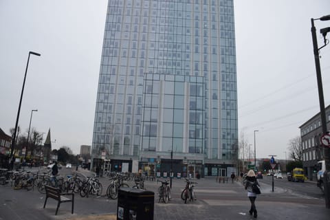 colliers wood shopping centre and tube station
5 minutes walk from apartment