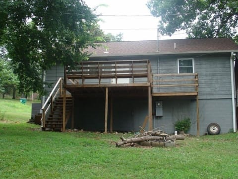 Back view of the cabin.. showing the deck and cabin back