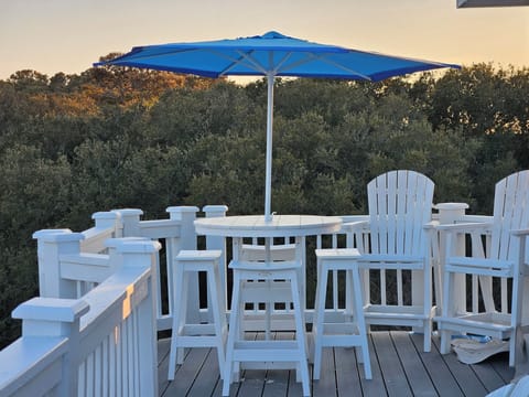 upper sunset deck over sound