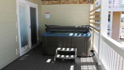 hot tub on lower deck with lighthouse view