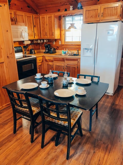 A kitchen perfect for dining with 4 people
