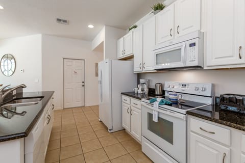 02_Kitchen_Area_0721.jpg