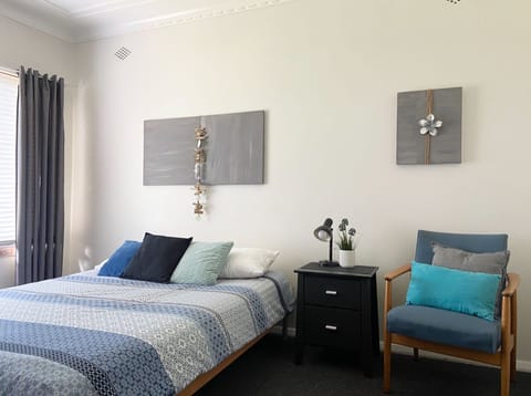 Bedroom 1 - Queen bed