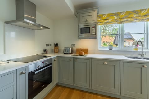 Ground floor: Well-equipped kitchen
