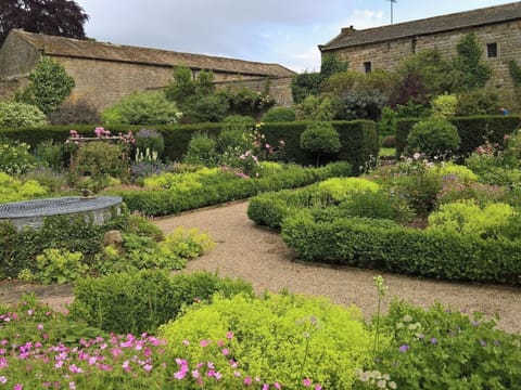 Well-maintained garden | The Dovecote, Harrogate