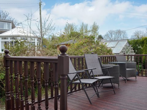 Sitting-out-area | Josnor Chalet, Benllech