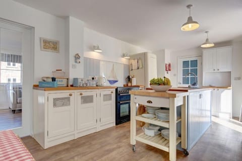 Ground floor: The kitchen has a range cooker