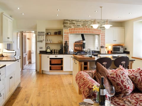 Welcoming family room with breakfast area and kitchen | Cranford House - Cranford and The Coach House Cottages, Cranford, near Clovelly