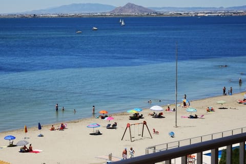 Vista de la playa desde la terraza del apartamento.