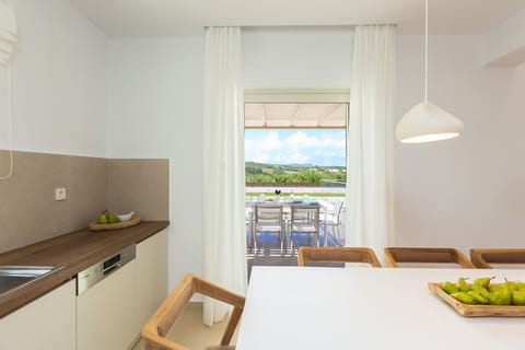 The kitchen is fully equipped! Direct access to the pool terrace!