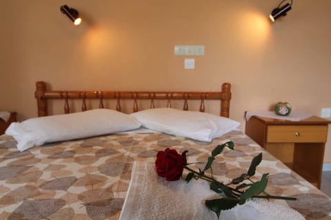 Frankis Apartment 7 Agios Spyridonas Perithia Bedroom