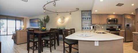 kitchen and dining area seats 6