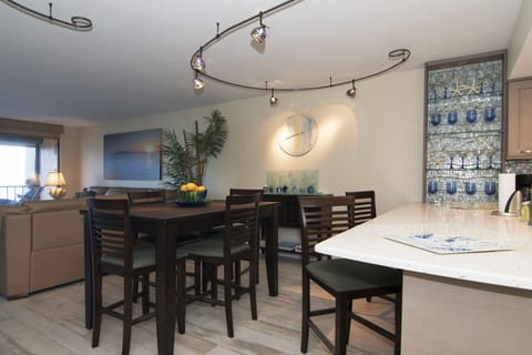 Dining room - the table expands and seats 6