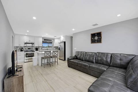 Living room area equipped with Smart TV and Wifi.