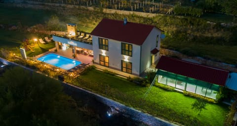 Villa offers 3 en-suite bedrooms, gym, swimming pool, covered and open terrace.