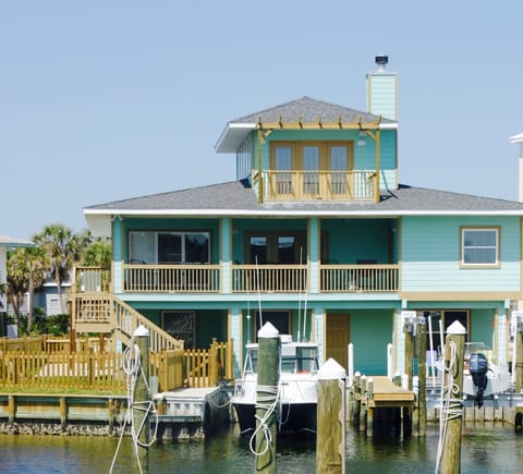 LePort Resort!! Bring your boat, bathing suits & sunscreen! 