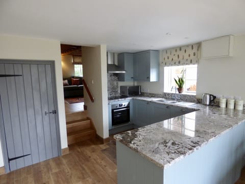 Recently fitted Wren kitchen with granite worktop and splashbacks.