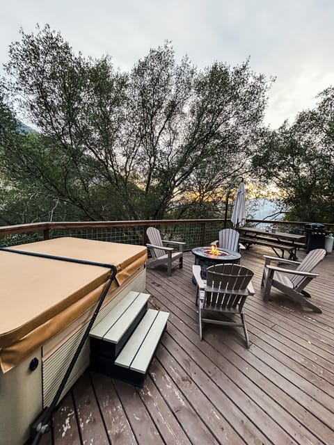 Jacuzzi, fire pit , table & bbq 