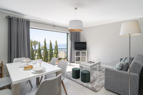Livingroom and dining area