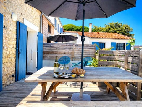 3-clos-des-aigrettes-location-vacances-la-cotiniere-terrasse-apero-huitres-vin-blanc