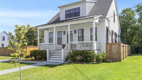 Exterior Front Right