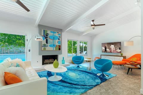 Hip great room with vaulted ceilings, 65 inch TV and gas fireplace