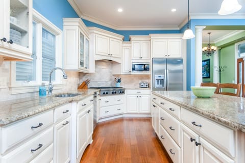 Gourmet Kitchen w/Double Ovens (Main Floor)