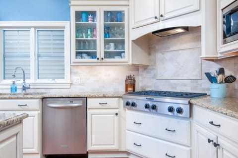 Gourmet Kitchen w/Double Gourmet Kitchen w/Double Ovens (Main Floor)