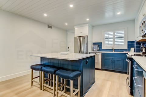 Kitchen with Breakfast Bar