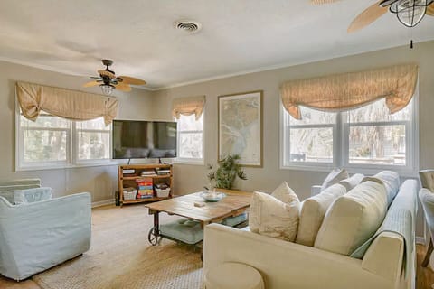 Living room with plenty of flexible seating!