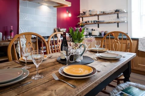 Shiloh Cottage  -  kitchen table close-up
