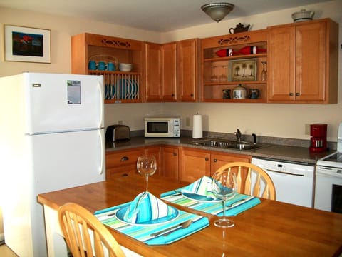 Bosch dishwasher, Mr. Coffee and Kurig coffee makers.