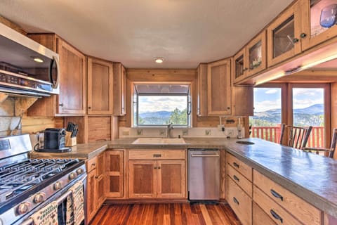 Show off your creative culinary skills in the fully equipped kitchen.