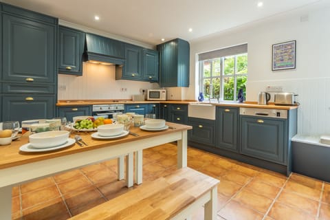 Ground floor: Beautiful kitchen with blue cabinets
