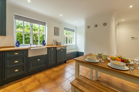 Ground floor: Well-equipped kitchen with dining area