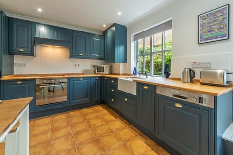 Digger's Rest, Burnham Market: Stylish, well-equipped kitchen