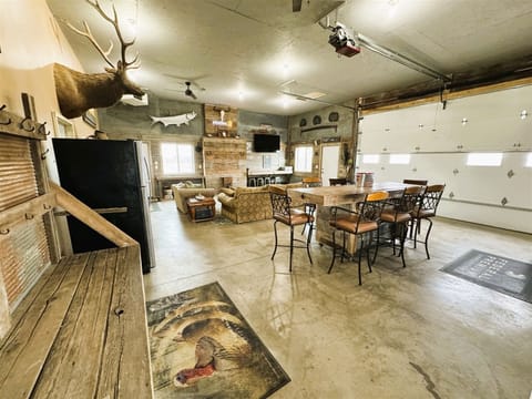 Great garage space to hang out