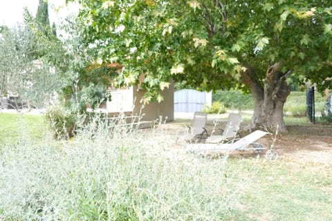 Holiday rental MOURIÈS villa to rent jardin